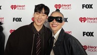Agnez juga terlihat foto bareng dengan salah satu anggota Kevin Woo, pengisi singing voice untuk Mystery member Saja Boys dari KPOP DEMON HUNTERS. Foto: dok Instagram Agnez Mo