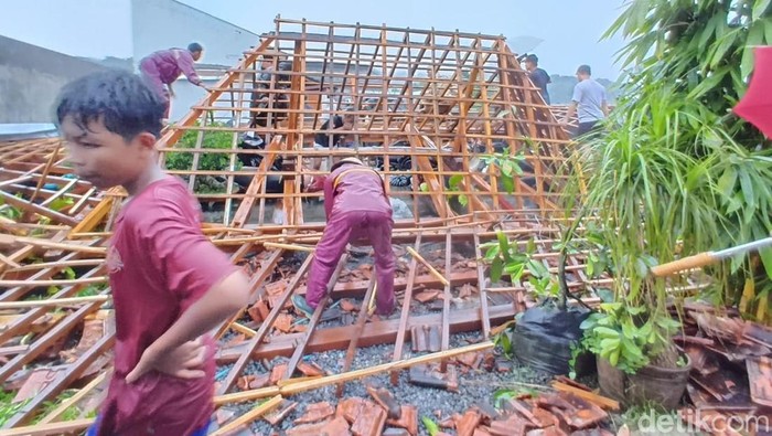 Hujan sedang hingga lebat yang disertai angin kencang melanda sejumlah wilayah Kabupaten Sleman, hari ini. 