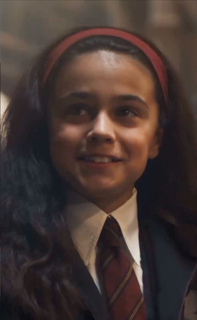 Arabella merupakan aktris asal Inggris yang datang dari latar belakang teater. Dia menjadi pemeran utama dalam teater produksi West End, ‘Matilda: The Musical’. Foto: Instagram/@arabellastantonofficial