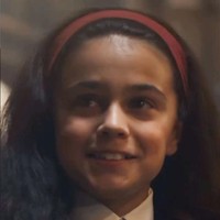 Arabella merupakan aktris asal Inggris yang datang dari latar belakang teater. Dia menjadi pemeran utama dalam teater produksi West End, ‘Matilda: The Musical’. Foto: Instagram/@arabellastantonofficial