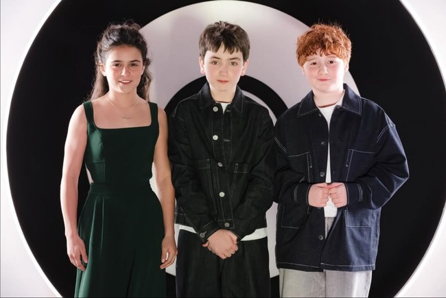 “Setelah pencarian luar biasa yang dipimpin oleh direktur casting Lucy Bevan dan Emily Brockmann, kami dengan senang hati mengumumkan bahwa kami telah menemukan Harry, Hermione, dan Ron kami. Bakat ketiga aktor unik ini sungguh menakjubkan, dan kami tidak sabar menunggu dunia menyaksikan keajaiban mereka bersama di layar kaca,” ujar kreator serial tersebut, Francesca Gardiner dan Mark Mylod, seperti dilansir Hollywood Life. Foto: Instagram/@arabellastantonofficial