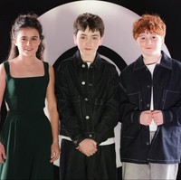 “Setelah pencarian luar biasa yang dipimpin oleh direktur casting Lucy Bevan dan Emily Brockmann, kami dengan senang hati mengumumkan bahwa kami telah menemukan Harry, Hermione, dan Ron kami. Bakat ketiga aktor unik ini sungguh menakjubkan, dan kami tidak sabar menunggu dunia menyaksikan keajaiban mereka bersama di layar kaca,” ujar kreator serial tersebut, Francesca Gardiner dan Mark Mylod, seperti dilansir Hollywood Life. Foto: Instagram/@arabellastantonofficial