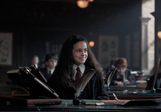 Arabella Stanton dipercaya memainkan karakter gadis muda yang cerdas dan berani, Hermione Granger, sahabat Harry Potter. Sebelumnya, tokoh tersebut diperankan aktris Emma Watson. Foto: Instagram/@arabellastantonofficial