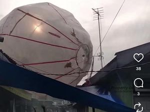 Rumah Warga Kota Blitar Nyaris Terbakar gegara Balon Udara