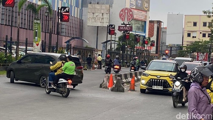 Barrier beton di Jalan Adhyaksa Makassar digeser Pak Ogah.
