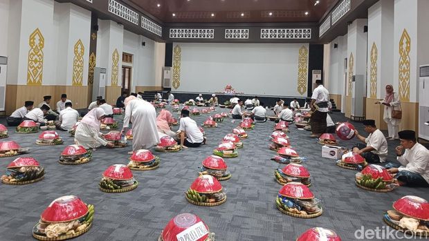 Begibung atau makan bersama dengan para tamu undangan saat lebaran ketupat di Lombok Tengah, Sabtu (28/3/2026). Begibung atau makan bersama dengan para tamu undangan saat lebaran ketupat di Lombok Tengah, Sabtu (28/3/2026).