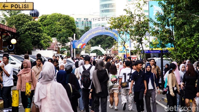 Kawasan Blok M dipadati warga yang memanfaatkan akhir pekan setelah libur Lebaran. Suasana tersebut terlihat di Jakarta, Sabtu (28/3/2026).