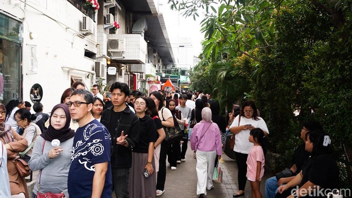 Kawasan Blok M dipadati warga yang memanfaatkan akhir pekan setelah libur Lebaran. Suasana tersebut terlihat di Jakarta, Sabtu (28/3/2026).