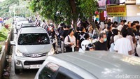 Kendaraan terlihat mengantre panjang di jalur keluar kawasan Blok M. Kepadatan ini terjadi seiring meningkatnya jumlah pengunjung.