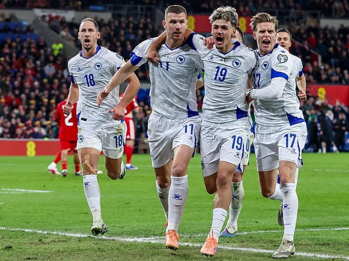 Edin Dzeko of Bosnia and Herzegovina is congratulated after scoring a goal as he celebrates in front of fans during the FIFA World Cup Play-offs Semi-final match between Wales and Bosnia and Herzegovina at the Cardiff City Stadium in Cardiff on March 26, 2026. (Photo by MI News/NurPhoto via Getty Images)