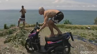 Konyol! Bule di Bali Terjun dari Tebing ke Laut Naik Motor Rental