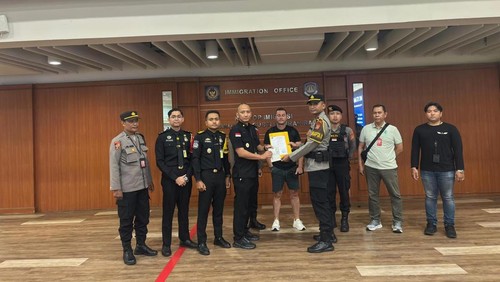 Buronan Interpol asal Inggris berinisial SL diamankan petugas Imigrasi saat mendarat di Bandara Internasional I Gusti Ngurah Rai, Bali, Sabtu (28/3/2026). (Foto: Dok. Kantor Imigrasi Ngurah Rai)