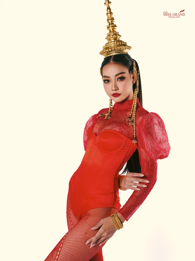 Kamolwan diketahui adalah sarjana komunikasi dengan kemampuan public speaking dan diplomasi yang mumpuni. Foto: Dok. Miss Grand Thailand