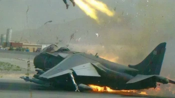 Kursi lontar mengaktifkan diri tepat saat jet tempur jenis Harrier jatuh dan terbakar di landasan. Pilot berhasil melesat keluar sebelum pesawat sepenuhnya hancur — foto ini menjadi bukti nyata betapa sistem keselamatan militer bekerja di detik terakhir. Foto: Reddit