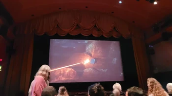 Seorang penonton bioskop terabadikan dari sudut yang sempurna — laser merah di layar film seolah keluar dari matanya langsung menuju layar, persis seperti kekuatan super Superman. Tanpa sadar, ia jadi superhero di detik yang paling tepat. Foto: Reddit