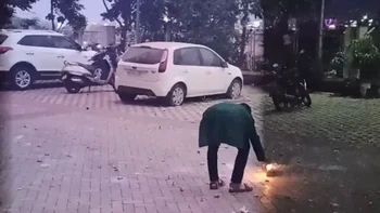 Bukan hasil editan, bukan pula photoshop — ini murni foto petir yang diambil di pengaturan waktu yang sempurna. Kilatan cahaya menciptakan kontras ekstrem antara area terang dan gelap dalam satu frame, menghasilkan tampilan yang justru terlihat terlalu sempurna untuk jadi nyata. Foto: Reddit