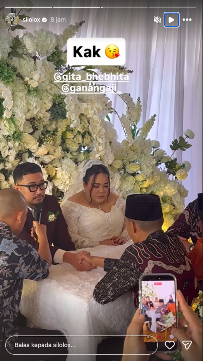 Begini saat Ganang mengucapkan ijab kabul saat mempersunting pemain Ngeri Ngeri Sedap tersebut dengan maskawin seperangkat alat salat dan emas 10 gram.Foto: Instagram