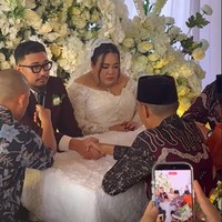 Begini saat Ganang mengucapkan ijab kabul saat mempersunting pemain Ngeri Ngeri Sedap tersebut dengan maskawin seperangkat alat salat dan emas 10 gram.Foto: Instagram