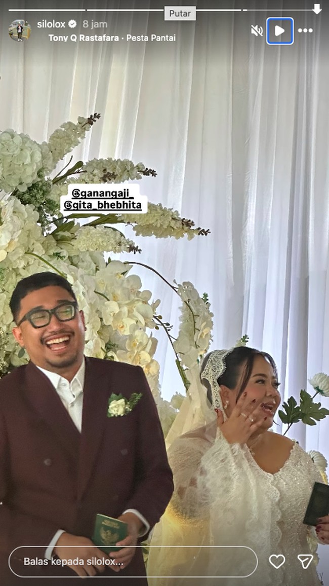 Komika yang banyak bermain judul film tersebut dipersunting oleh pria bernama Ganang Aji. Dalam foto dan video yang diunggah, keduanya tampak sumringah di hari bahagia.Foto: Instagram