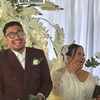 Komika yang banyak bermain judul film tersebut dipersunting oleh pria bernama Ganang Aji. Dalam foto dan video yang diunggah, keduanya tampak sumringah di hari bahagia.Foto: Instagram
