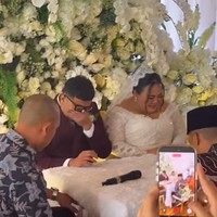 Kedua mempelai sama-sama terharu setelah mereka dinyatakan sah sebagai sepasang suami istri.Foto: Instagram