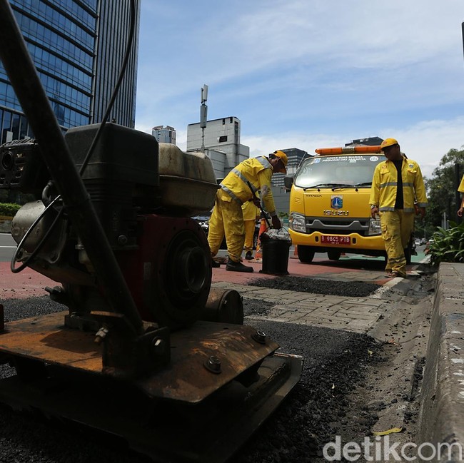 Jalan Berlubang di Thamrin Diperbaiki, Dampak Hujan Lebat Beberapa Hari Terakhir