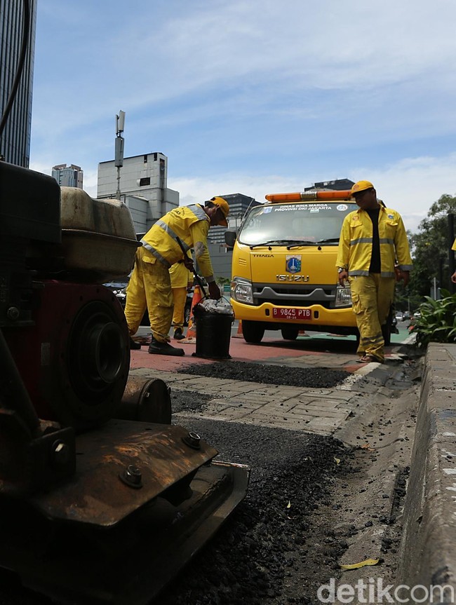 Jalan Berlubang di Thamrin Diperbaiki, Dampak Hujan Lebat Beberapa Hari Terakhir