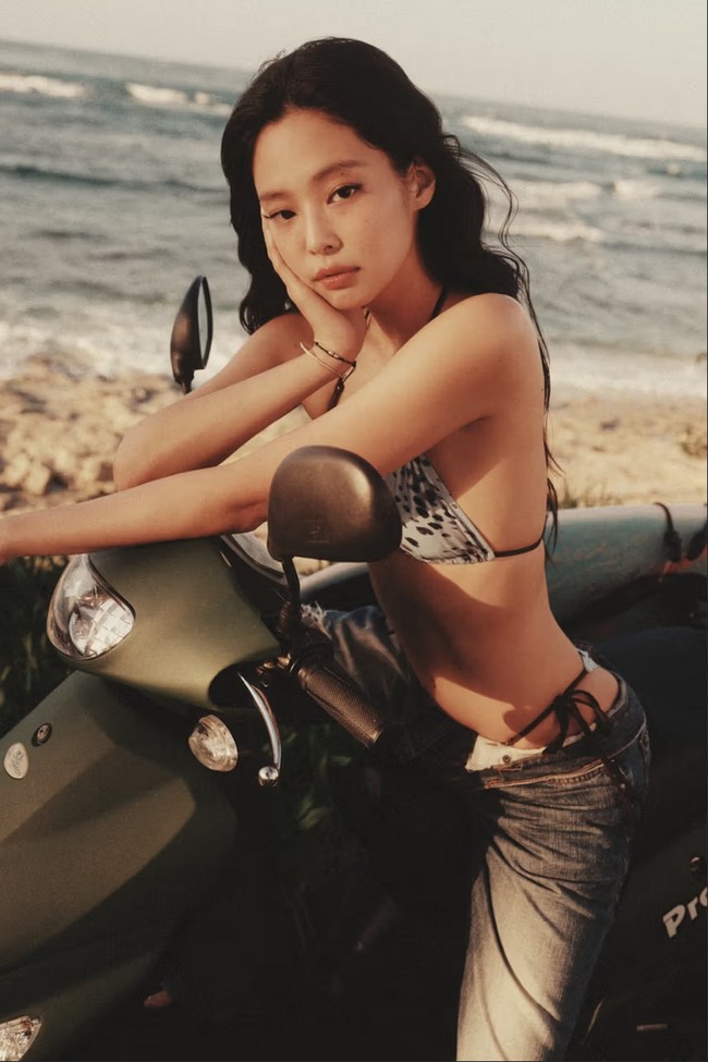 Koleksi terdiri dari satu set bikini, boy shorts, hingga t-shirt dan cardigan. Jennie mengaku inspirasinya datang dari nuansa musim panas khas California, tempat ia dilahirkan. Foto: Dok. Frankies Bikinis