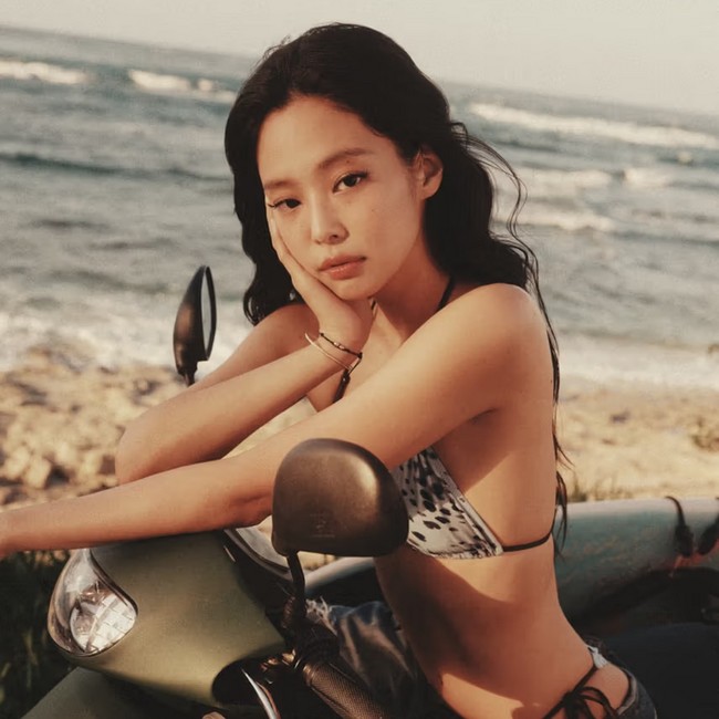 5 Gaya Seksi Jennie BLACKPINK Pakai Bikini Hasil Rancangan Sendiri