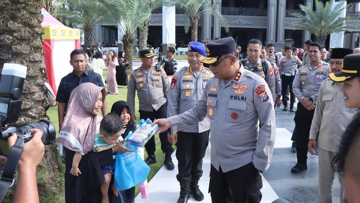 Kapolda Jatim Irjen Nanang Avianto menyapa pemudik yang hendak ke Bali