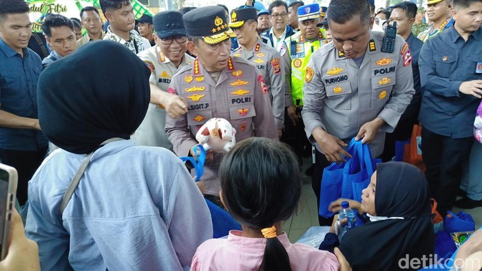 Kapolri Jenderal Listiyo Sigit Prabowo meninjau arus mudik di Pelabuhan Bakauheni dan membagikan boneka ke pemudik