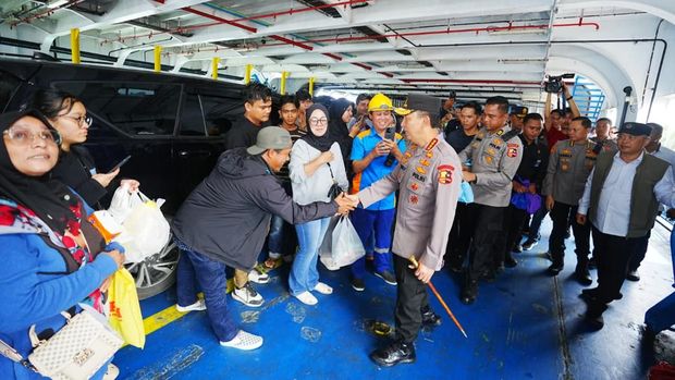 Kapolri Jenderal Sigit meninjau Pelabuhan Bakauheni untuk memastikan kelancaran pemudik di gelombang kedua, Sabtu (28/3/2026).