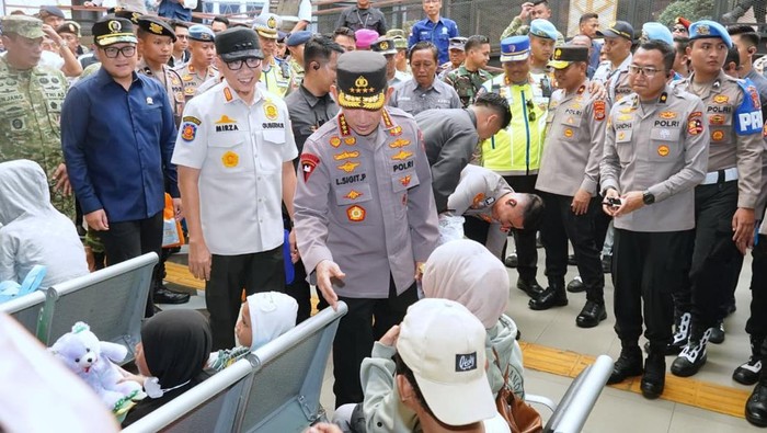 Kapolri  Jenderal Listyo Sigit Prabowo saat meninjau pemudik di Pelabuhan Bakauheni, Lampung Selatan
