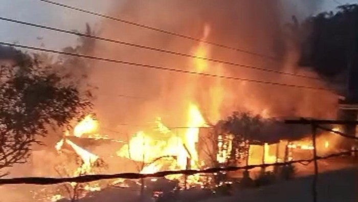 Suasana kebakaran yang menghanguskan rumah semi permanen di Desa Hutaimbaru, Padang Lawas Utara.