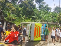 Video: Kereta Kelinci Rombongan Halal Bihalal Terguling di Mojokerto, 1 Tewas dan 21