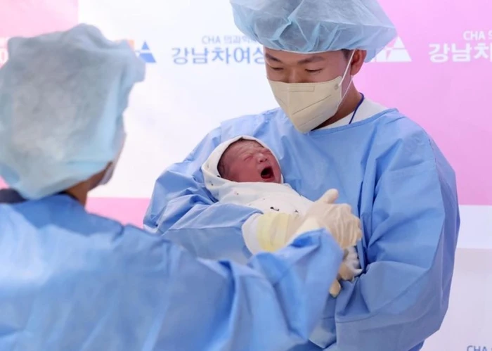 Kelahiran Bayi Pertama di Desa Eunha setelah 17 tahun.