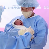 Bayi Pertama Lahir Setelah 17 Tahun, Satu Desa Gelar Spanduk Ucapkan Selamat