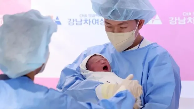 Kelahiran Bayi Pertama di Desa Eunha Kelahiran Bayi Pertama di Desa Eunha setelah 17 tahun.