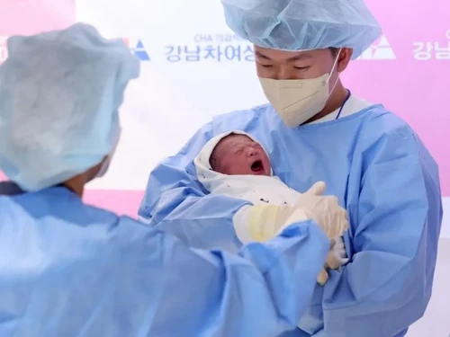 Kelahiran Bayi Pertama di Desa Eunha setelah 17 tahun.