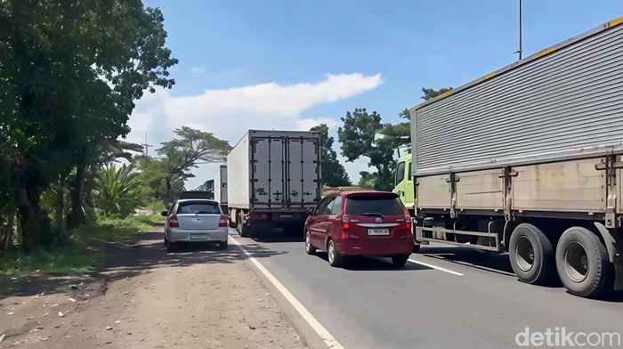 Kemacetan di jalur arteri Pantura Indramayu, Sabtu (28/3/2026).