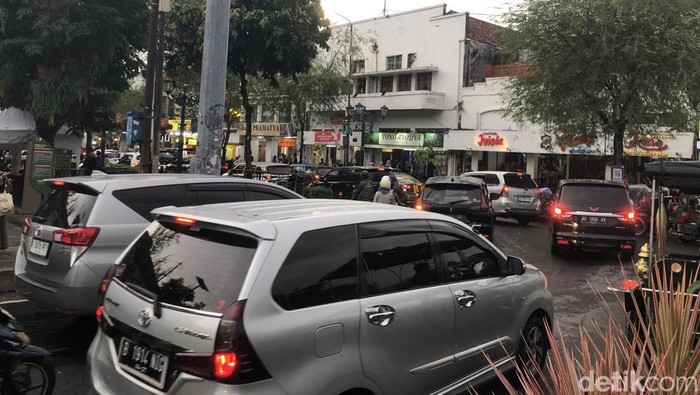 Arus lalu lintas (lalin) menuju Malioboro pun terpantau mengular lantaran mobil-mobil pribadi sudah memadati Malioboro.