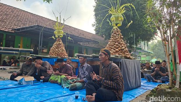 Kirab gunungan kupatan Nganjuk Kemeriahan Kirab Gunungan Ketupat di Kepuhbener, Nganjuk