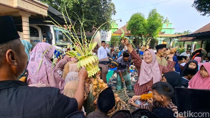 Kemeriahan Kirab Gunungan Ketupat di Kepuhbener, Nganjuk