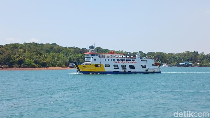 KMP Tanjung Burang berlayar dari Telaga Punggur (Batam) -Tanjung Uban (Bintan), Kepulauan Riau. (Alamudin Hamapu/detikSumut)