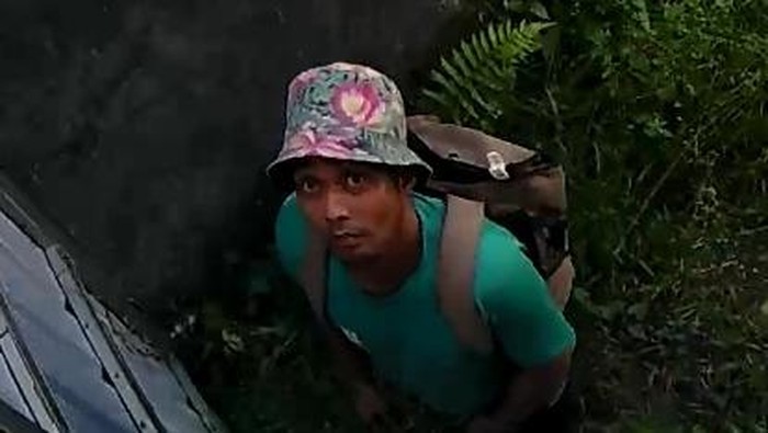 Rumah Syefira di Konawe Selatan disatroni maling saat mudik Lebaran 2026. Dua pelaku terekam CCTV sebelum mencuri barang berharga.