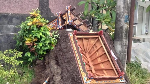 Kondisi salah satu pelinggih warga roboh diterjang angin kencang di Kelurahan Sading, Badung, Bali, Sabtu (28/3/2026). (Foto: Istimewa)