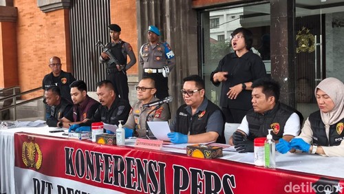 Konferensi pers perkembangan penyelidikan kasus pembunuhan bule Belanda di Mapolda Bali, Sabtu (28/3/2026). (Foto: Abid Ahmad Ibrahim/detikBali)