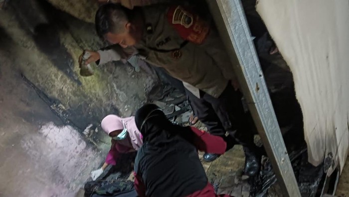Evakuasi korban yang tewas terbakar di Dandeer Bojonegoro