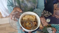 Sekitar 5 ribu ketupat coklat dibagikan merata kepada pengunjung lengkap dengan lauknya. (Foto: Fima Purwanti/ detikjatim)