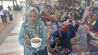 Suasana tertib terlihat saat pengunjung duduk rapi mengikuti rangkaian acara pengajian dan kirab. (Foto: Fima Purwanti/ detikjatim)